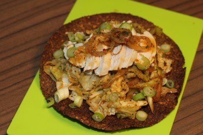 Tortillová taco s kapustovými nudlemi a kuřecím prsíčkem