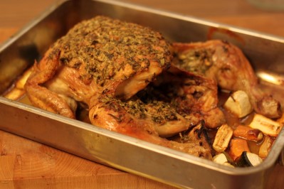Kuře pečené v celku na zelenině s parmezánovou krustou