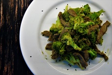 Hovezi nudlicky s brokolici.jpg