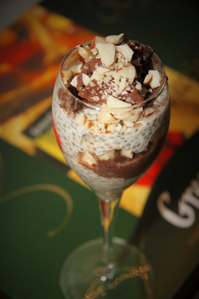 Chia puding s cokoladovou zmrzlinou a para orechy mini.jpg