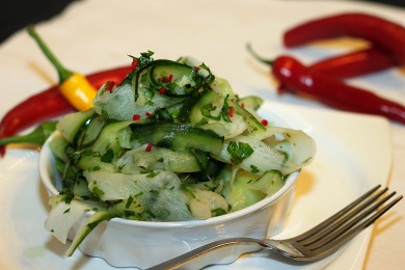 Thajsky salat z redkve a okurky mini.jpg