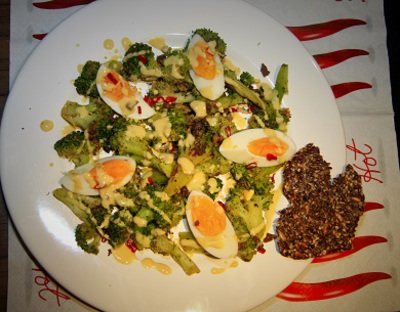 Salat z brokolice varenych vajec a ancovicek mini.jpg