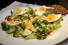 Salat z brokolice varenych vajec a ancovicek I.jpg