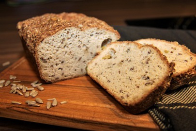 Nizkosacharidovy chleb s olivami a seminky mini.jpg