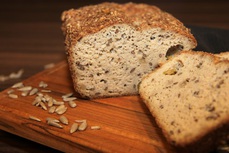 Nizkosacharidovy chleb s olivami a seminky I.jpg