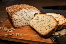 Nizkosacharidovy chleb s olivami a seminky.jpg