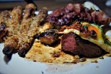 Hovezi steak s volskym okem a oprazenou slaninou pecena petrzel s parmazanem.jpg