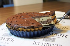 Arasidovy tvarohovy dort s parizskou cokoladovou slehackou.jpg
