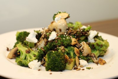 Brokolicový salát se žampiony, semínky a kozím sýrem